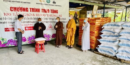TP. HCM: Ban Văn hoá Phật giáo thành phố trao tặng hơn 10 tấn gạo và 1000 thùng mì tại huyện Hóc Môn và Củ Chi